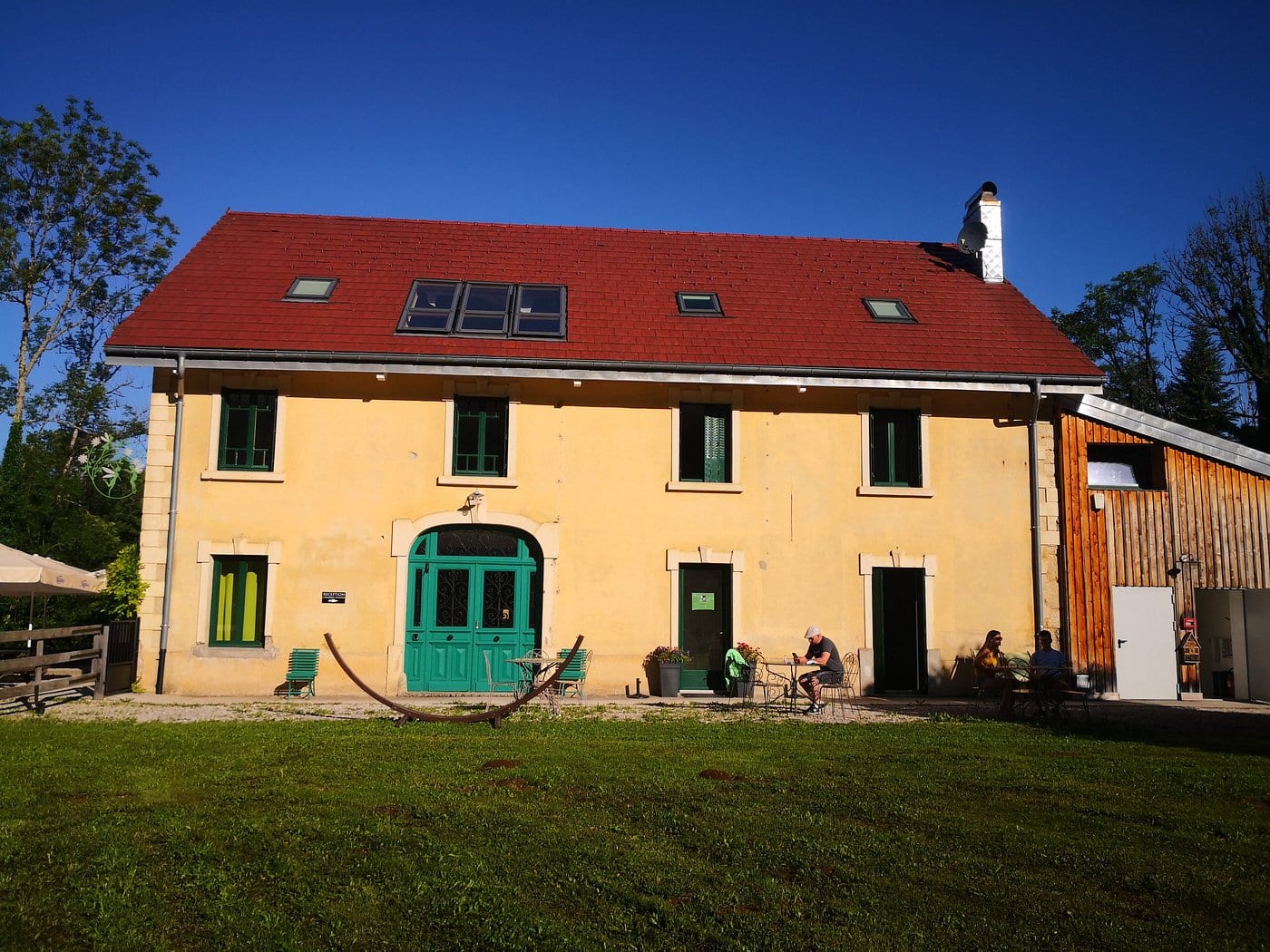 La façade du Moulin des Fées en été